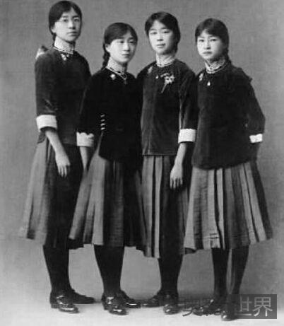 民国女子就已经爱穿丝袜