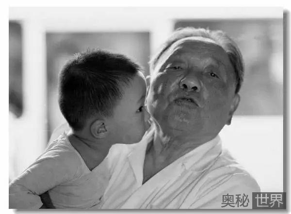 邓小平曾自评为世界上最好的爷爷