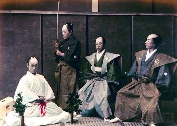 日本人切腹自杀为什么身边需要站着一个人？