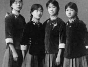 民国女子就已经爱穿丝袜