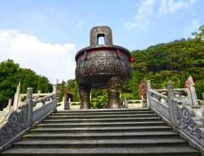 方世玉是广东肇庆人，鼎湖山上有衣冠冢