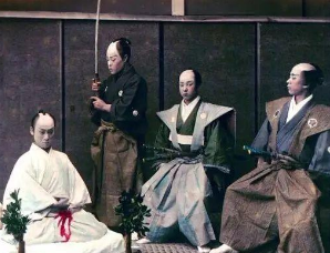 日本人切腹自杀为什么身边需要站着一个人？
